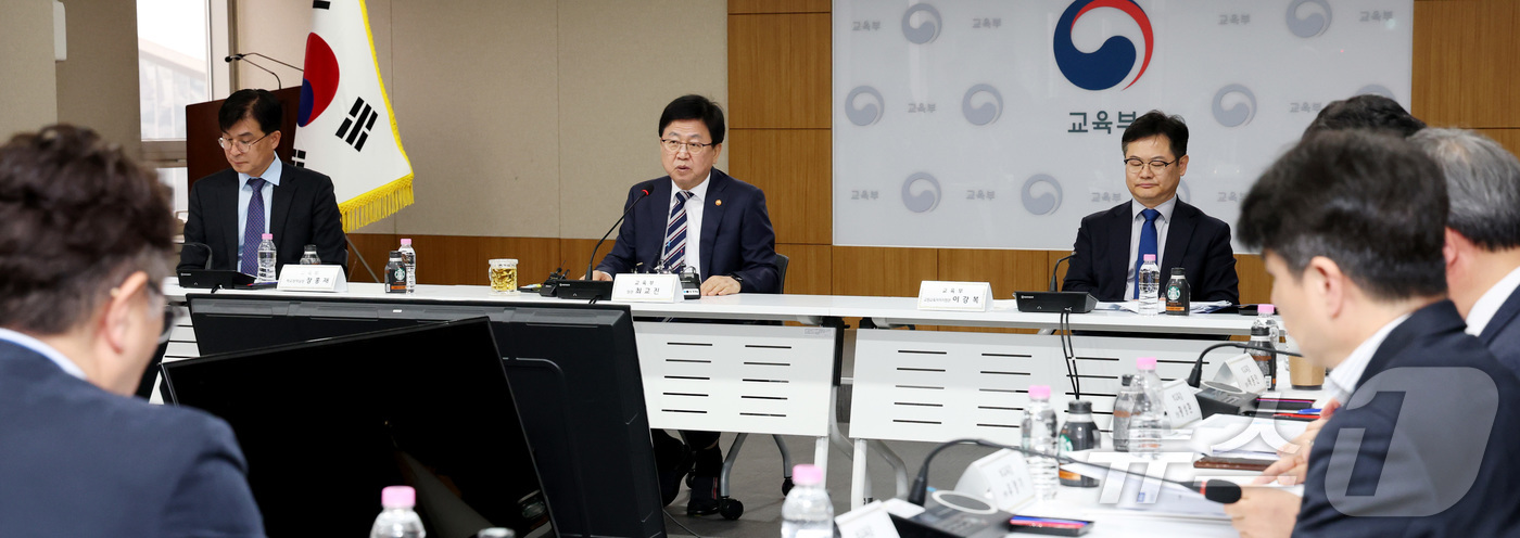 (세종=뉴스1) 김기남 기자 = 최교진 교육부 장관이 10일 세종시 정부세종청사에서 17개 시도 부교육감들이 참석한 가운데 2026년도 추가경정예산 관련 회의를 주재하며 발언하고 …