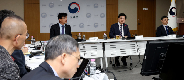 추경관련 회의 주재하는 최교진 교육부 장관