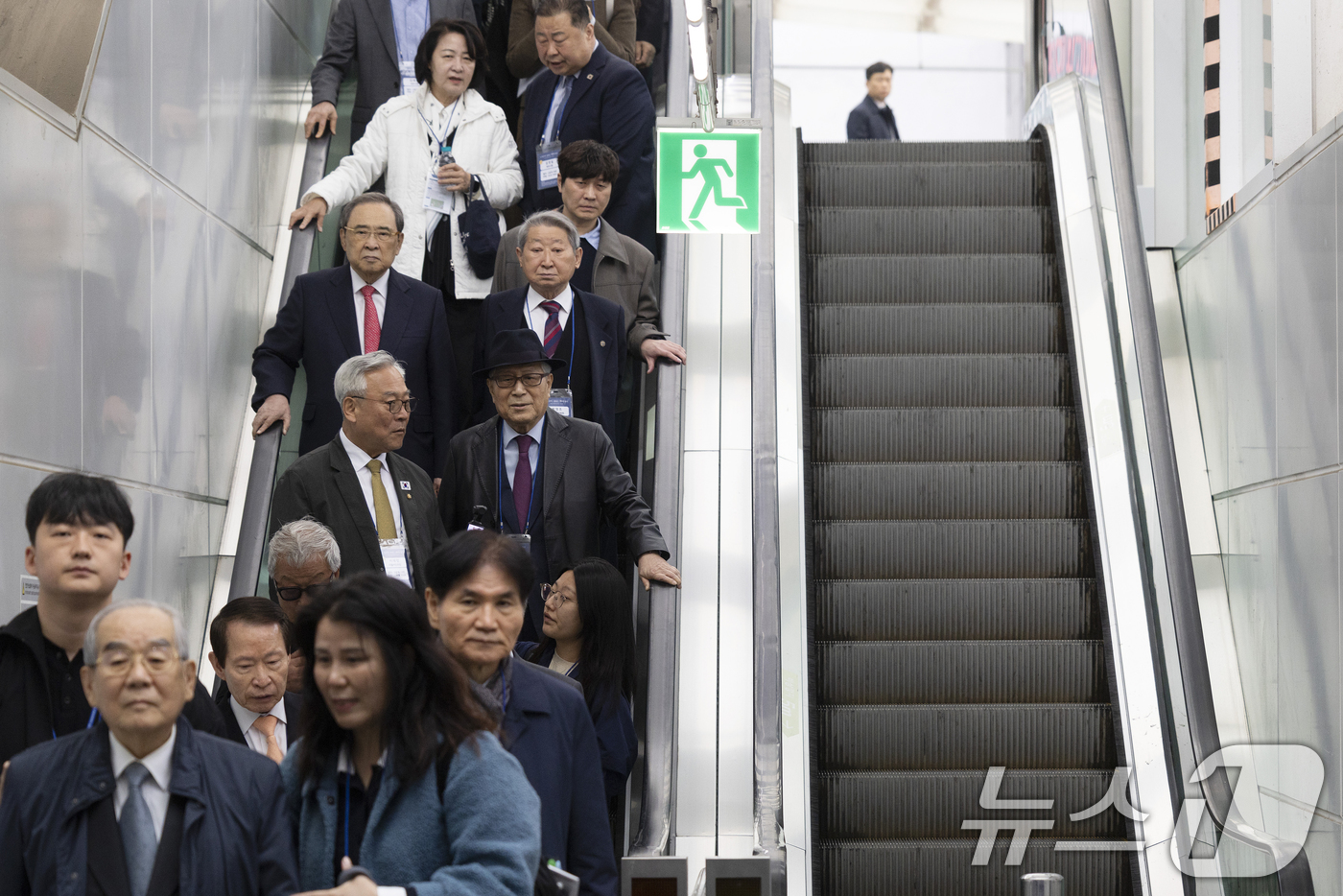 (서울=뉴스1) = 10일 오전 서울역에서 열린 ‘DMZ 평화이음 열차’ 운행 재개 기념식에 참가한 참석자들이 열차를 타기 위해 서울역 개찰구로 내려오고 있다. (청사사진기자단) …