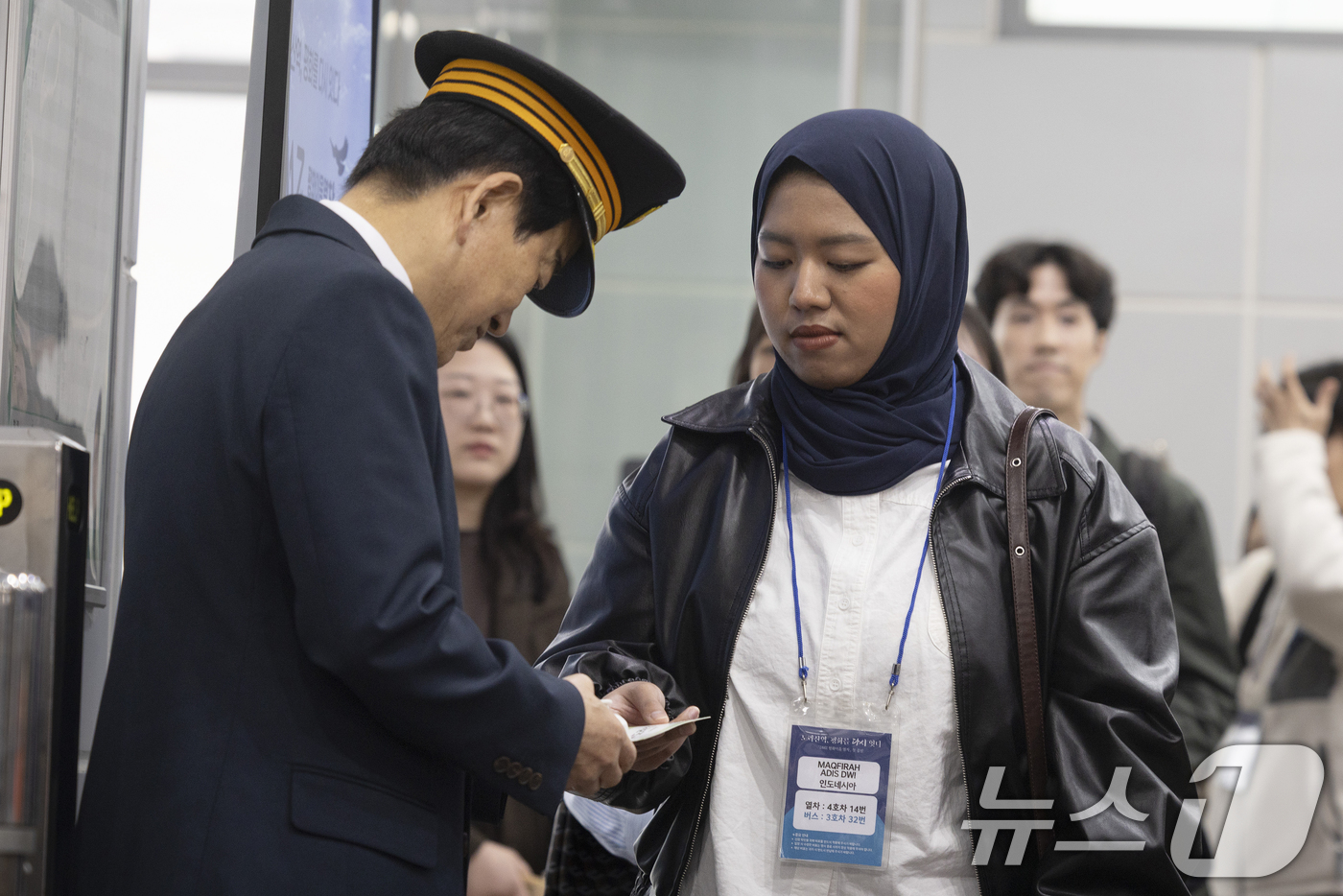 (서울=뉴스1) = 10일 오전 서울역에서 열린 ‘DMZ 평화이음 열차’ 운행 재개 기념식에서 정동영 통일부 장관이 서울역을 떠나 도라산역으로 향하는 서울역 개찰구에서 탑승객들의 …