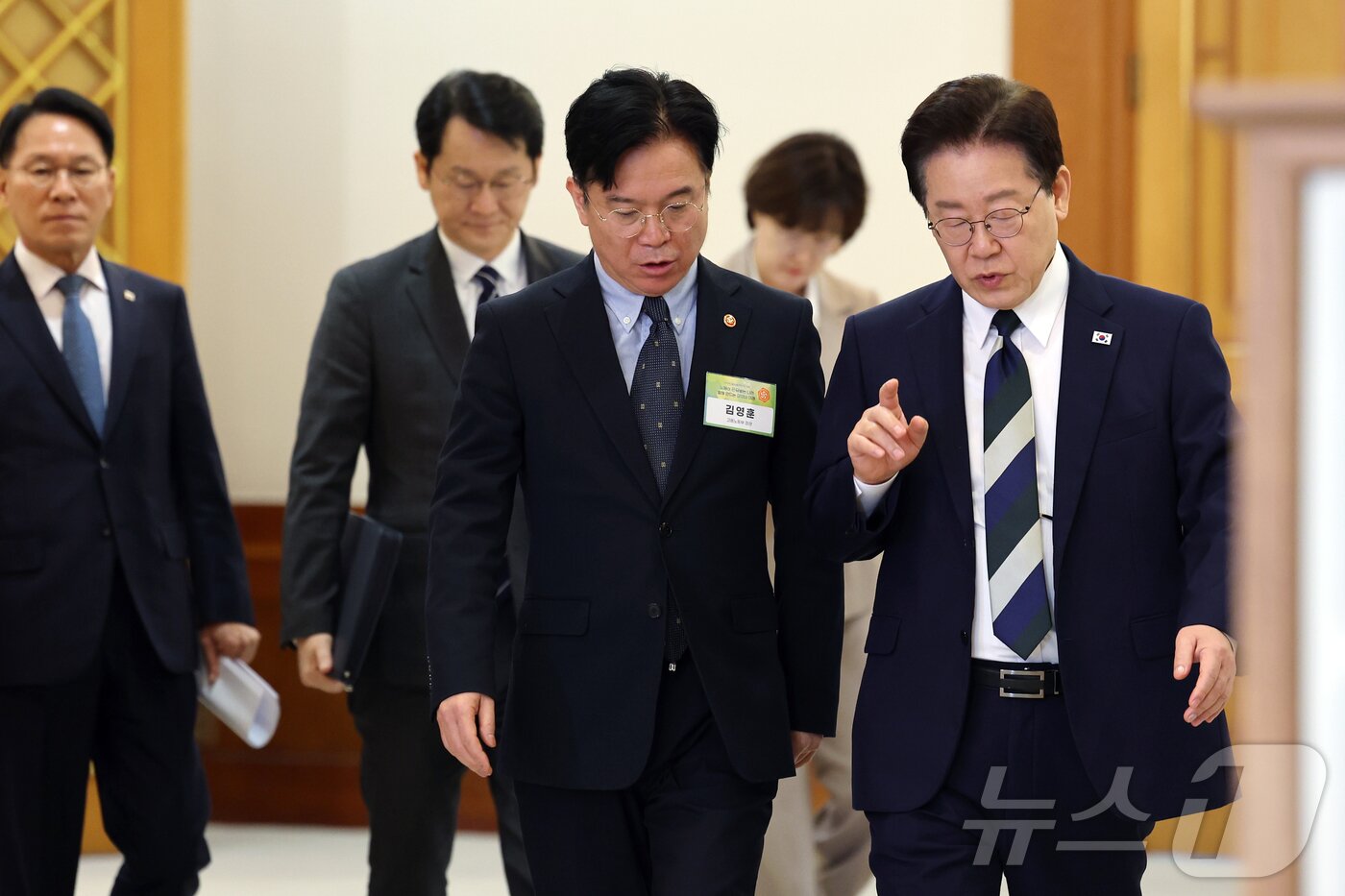 본문 이미지 - 이재명 대통령이 10일 청와대에서 열린 전국민주노동조합총연맹 초청 간담회에 김영훈 고용노동부 장관과 대화하며 입장하고 있다. 2026.4.10 ⓒ 뉴스1 이재명 기자