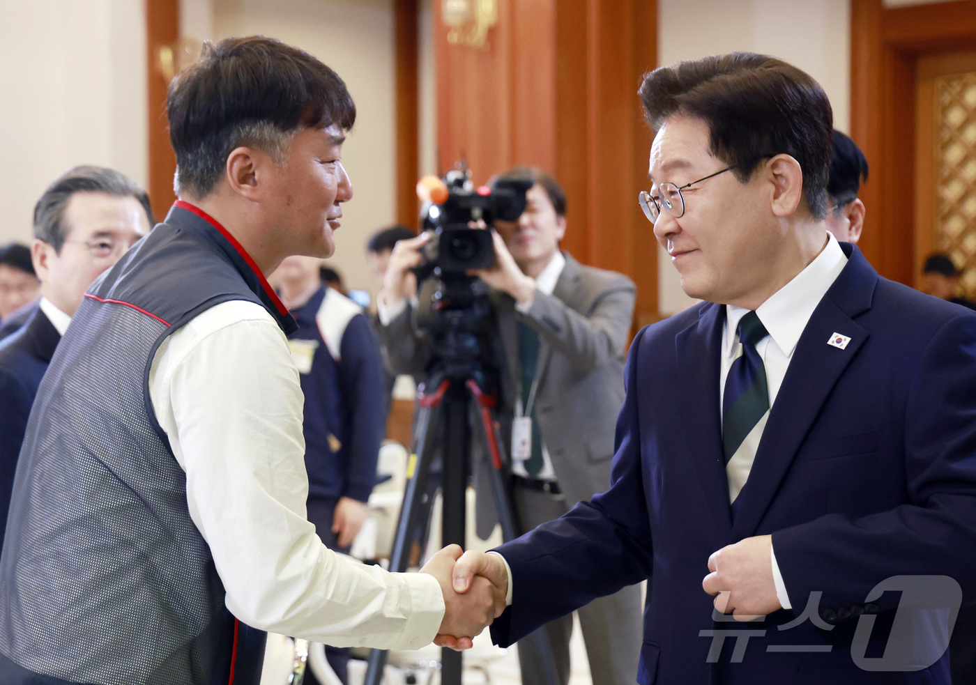 (서울=뉴스1) 이재명 기자 = 이재명 대통령과 양경수 민주노총 위원장이 10일 청와대에서 열린 전국민주노동조합총연맹 초청 간담회에서 악수하고 있다. 2026.4.10/뉴스1