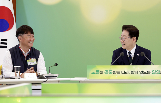 미소 짓는 이재명 대통령과 양경수 민주노총 위원장