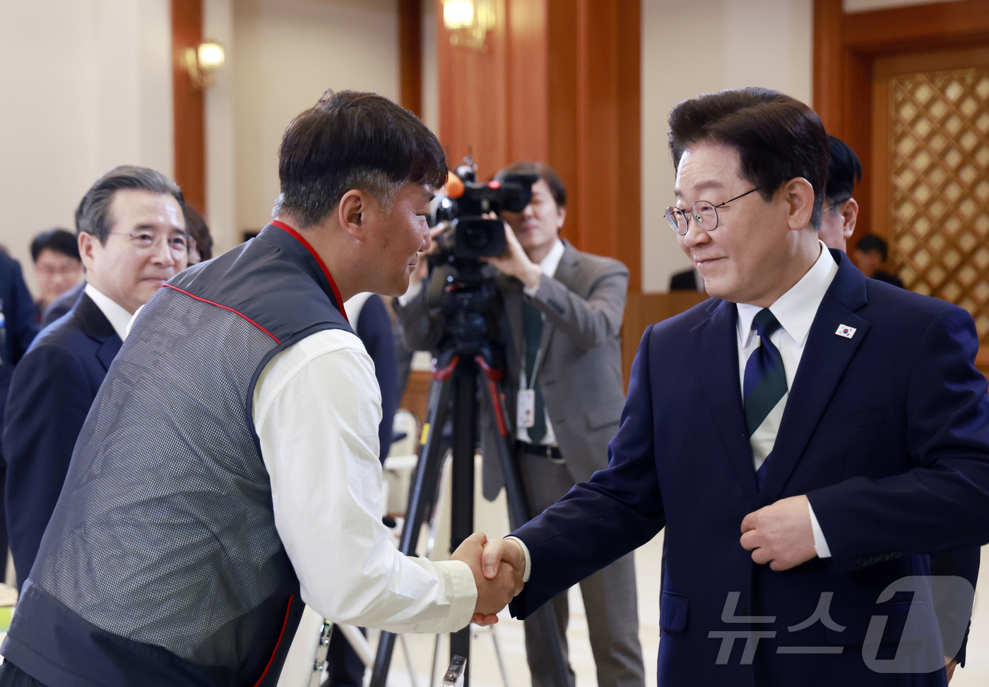 (서울=뉴스1) 이재명 기자 = 이재명 대통령과 양경수 민주노총 위원장이 10일 청와대에서 열린 전국민주노동조합총연맹 초청 간담회에서 악수하고 있다. 2026.4.10/뉴스1