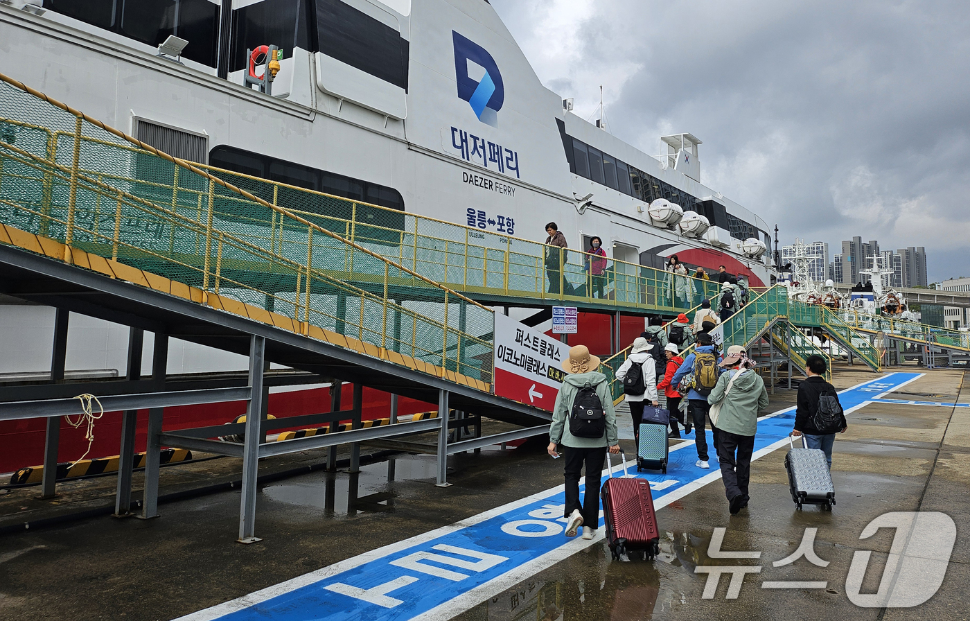 (포항=뉴스1) 최창호 기자 = 10일 오전 경북 포항여객선터미널에서 울릉도로 가는 관광객과 섬 주민들이 포항~울릉 정기여객선인 대저페리의 엘도라도 익스프레스호에 탑승하고 있다.이 …