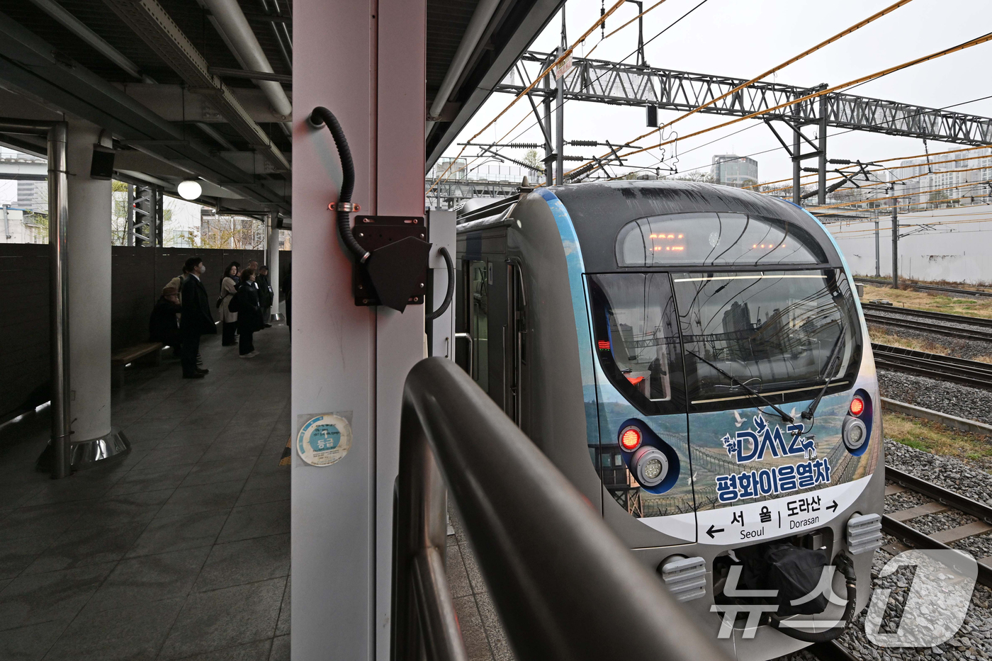 (서울=뉴스1) = 10일 서울역으로 운행이 재개된 DMZ 평화이음 열차가 들어오고 있다.서울역과 도라산을 오가는 정기 관광 열차인 DMZ 평화이음 열차는 6년 6개월 만에 운행이 …