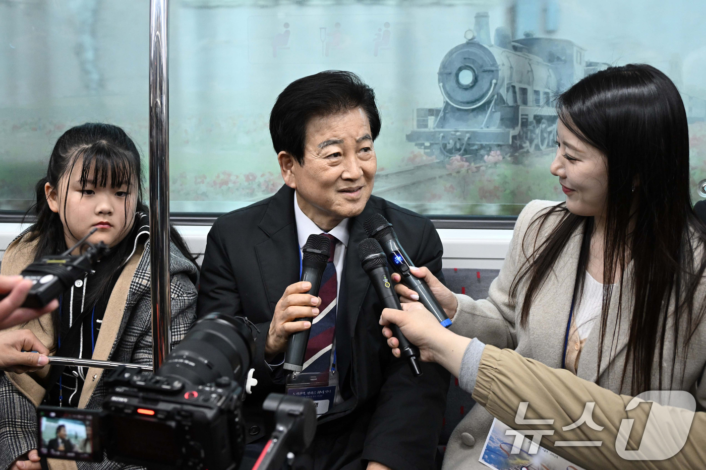 (서울=뉴스1) = 정동영 통일부 장관이 10일 운행이 재개된 DMZ 평화이음 열차에 탑승해 발언하고 있다.(청사사진기자단) 2026.4.10/뉴스1