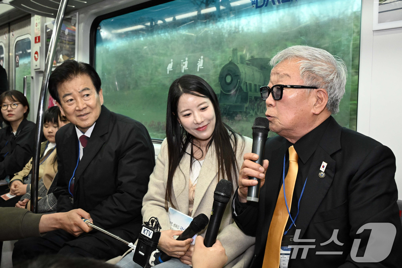 (서울=뉴스1) = 명계남 이북5도 황해도지사가 10일 운행이 재개된 DMZ 평화이음 열차에 탑승해 발언하고 있다. (청사사진기자단) 2026.4.10/뉴스1