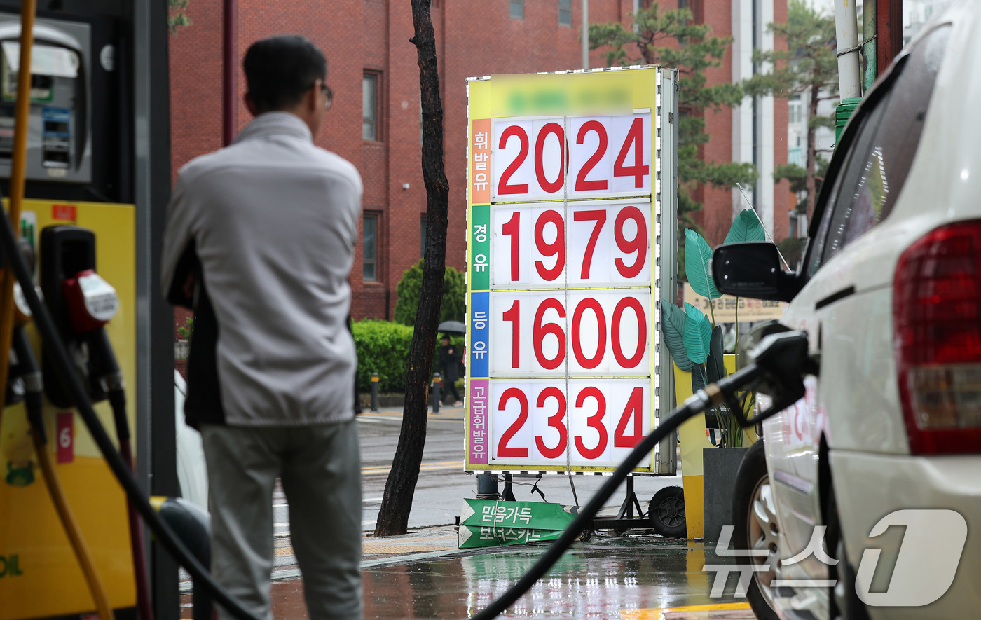 (서울=뉴스1) 박지혜 기자 = 3차 석유 최고가격제 시행 첫날인 10일 서울의 한 주유소에 유가정보가 게시돼 있다.이날 전국 주유소의 평균 휘발유·경유 가격이 상승세를 이어가고 …