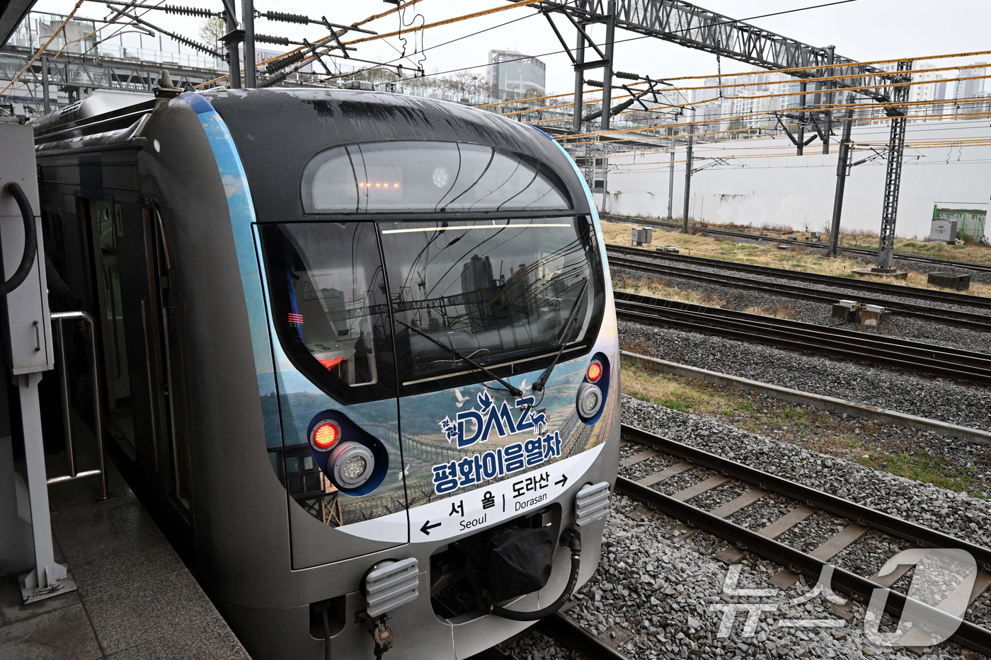 (서울=뉴스1) = 10일 서울역으로 운행이 재개된 DMZ 평화이음 열차가 들어오고 있다.서울역과 도라산을 오가는 정기 관광 열차인 DMZ 평화이음 열차는 6년 6개월 만에 운행이 …
