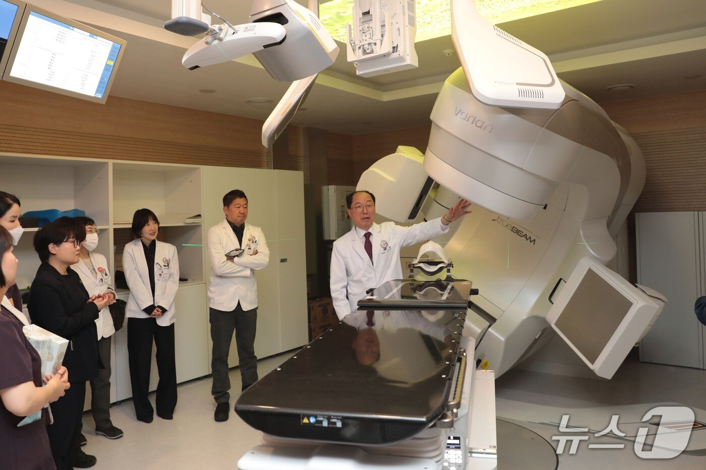 본문 이미지 - 김영수 한림대동탄성심병원 신경외과 교수가 신규로 도입한 '트루빔·이그잭트랙' 시스템을 설명하고 있다.(한림대동탄성심병원 제공)