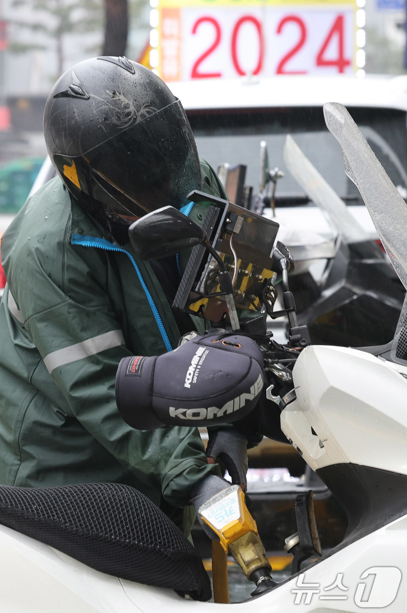 (서울=뉴스1) 박지혜 기자 = 3차 석유 최고가격제 시행 첫날인 10일 서울의 한 주유소에서 라이더가 주유를 하고 있다.이날 전국 주유소의 평균 휘발유·경유 가격이 상승세를 이어 …