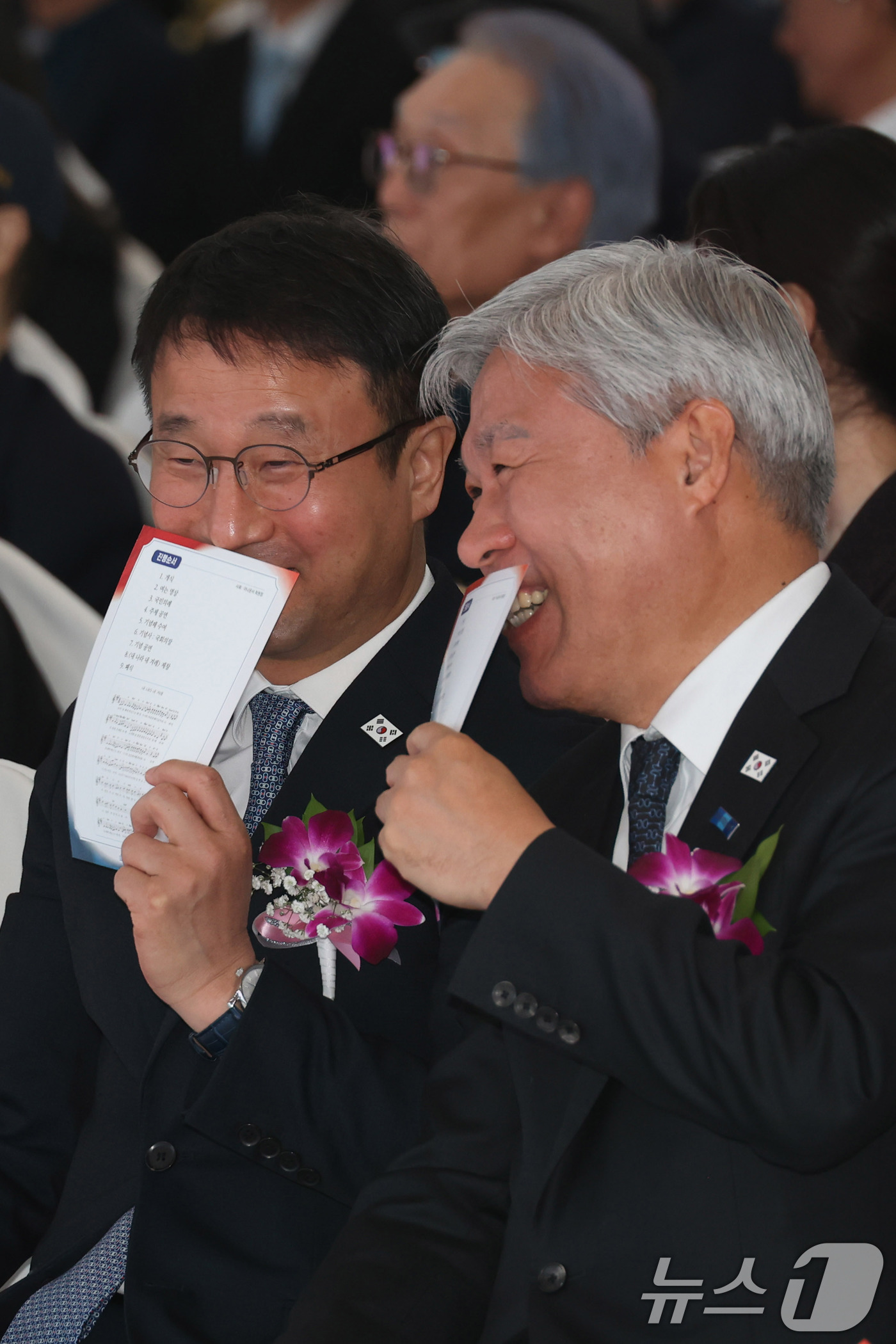 (서울=뉴스1) 국회사진기자단 = 한병도 더불어민주당 원내대표(왼쪽)와 서왕진 조국혁신당 원내대표가 10일 서울 여의도 국회에서 열린 임시의정원 개원 107주년 기념식에서 대화하고 …