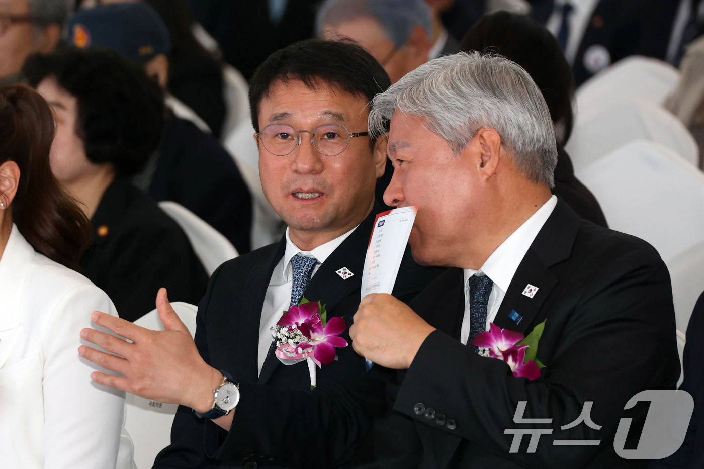 (서울=뉴스1) 국회사진기자단 = 한병도 더불어민주당 원내대표(왼쪽)와 서왕진 조국혁신당 원내대표가 10일 서울 여의도 국회에서 열린 임시의정원 개원 107주년 기념식에서 대화하고 …