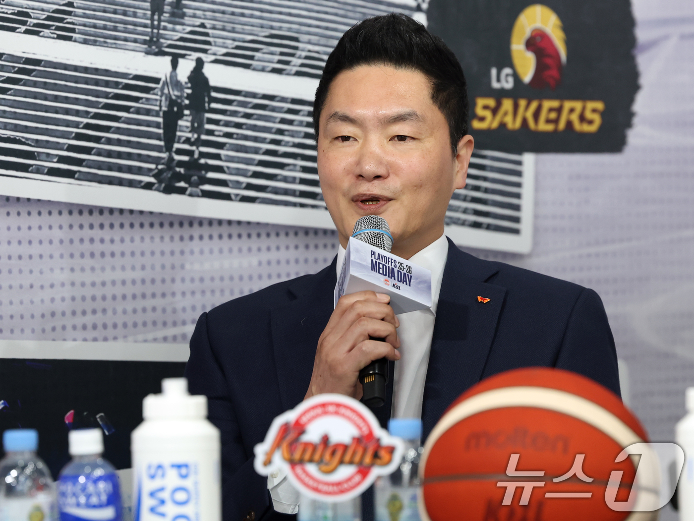 (서울=뉴스1) 황기선 기자 = SK 전희철 감독이 10일 서울 강남구 KBL센터에서 열린 '2025-2026 LG전자 프로농구 플레이오프 미디어데이'에서 포부를 밝히고 있다. 2 …
