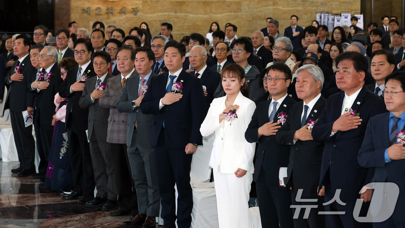 (서울=뉴스1) 국회사진기자단 = 우원식 국회의장과 한병도 더불어민주당 원내대표, 서왕진 조국혁신당 원내대표 등이 10일 서울 여의도 국회에서 열린 임시의정원 개원 107주년 기념 …