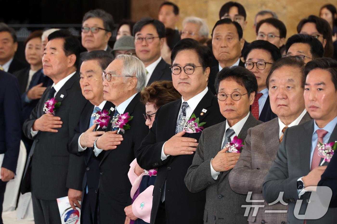 (서울=뉴스1) 국회사진기자단 = 우원식 국회의장이 10일 서울 여의도 국회에서 열린 임시의정원 개원 107주년 기념식에서 국민의례를 하고 있다. 2026.4.10/뉴스1