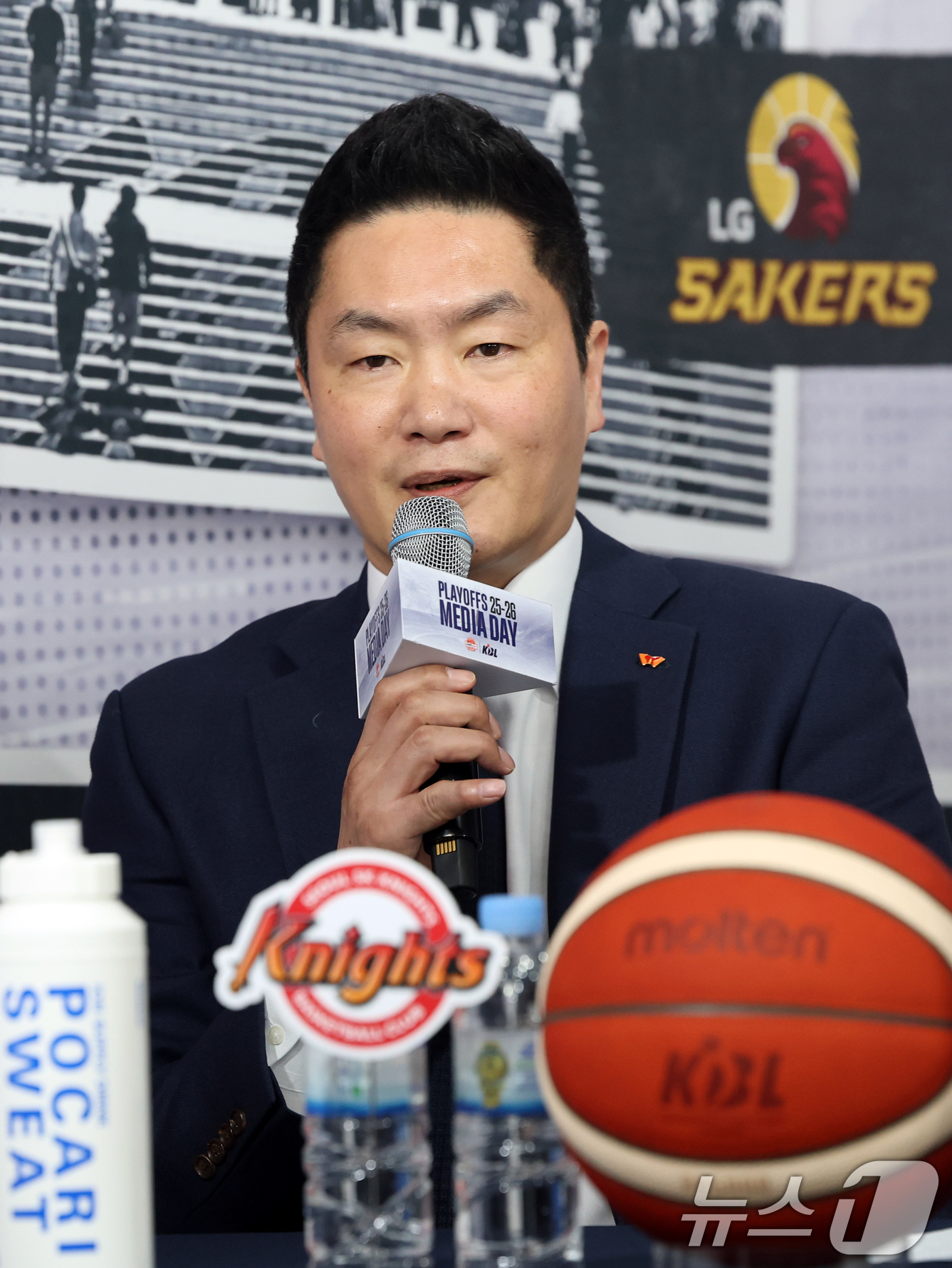 (서울=뉴스1) 황기선 기자 = SK 전희철 감독이 10일 서울 강남구 KBL센터에서 열린 '2025-2026 LG전자 프로농구 플레이오프 미디어데이'에서 포부를 밝히고 있다. 2 …