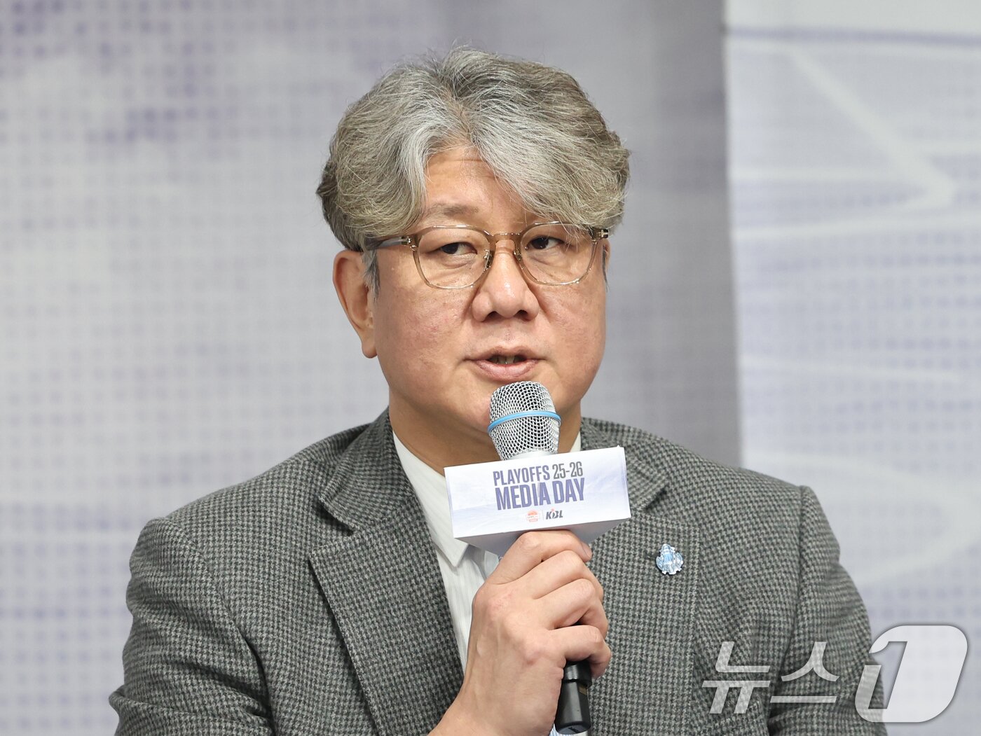 본문 이미지 - 손창환 고양 소노 감독이 10일 서울 강남구 KBL센터에서 열린 '2025-2026 LG전자 프로농구 플레이오프 미디어데이'에서 포부를 밝히고 있다. 2026.4.10 ⓒ 뉴스1 황기선 기자