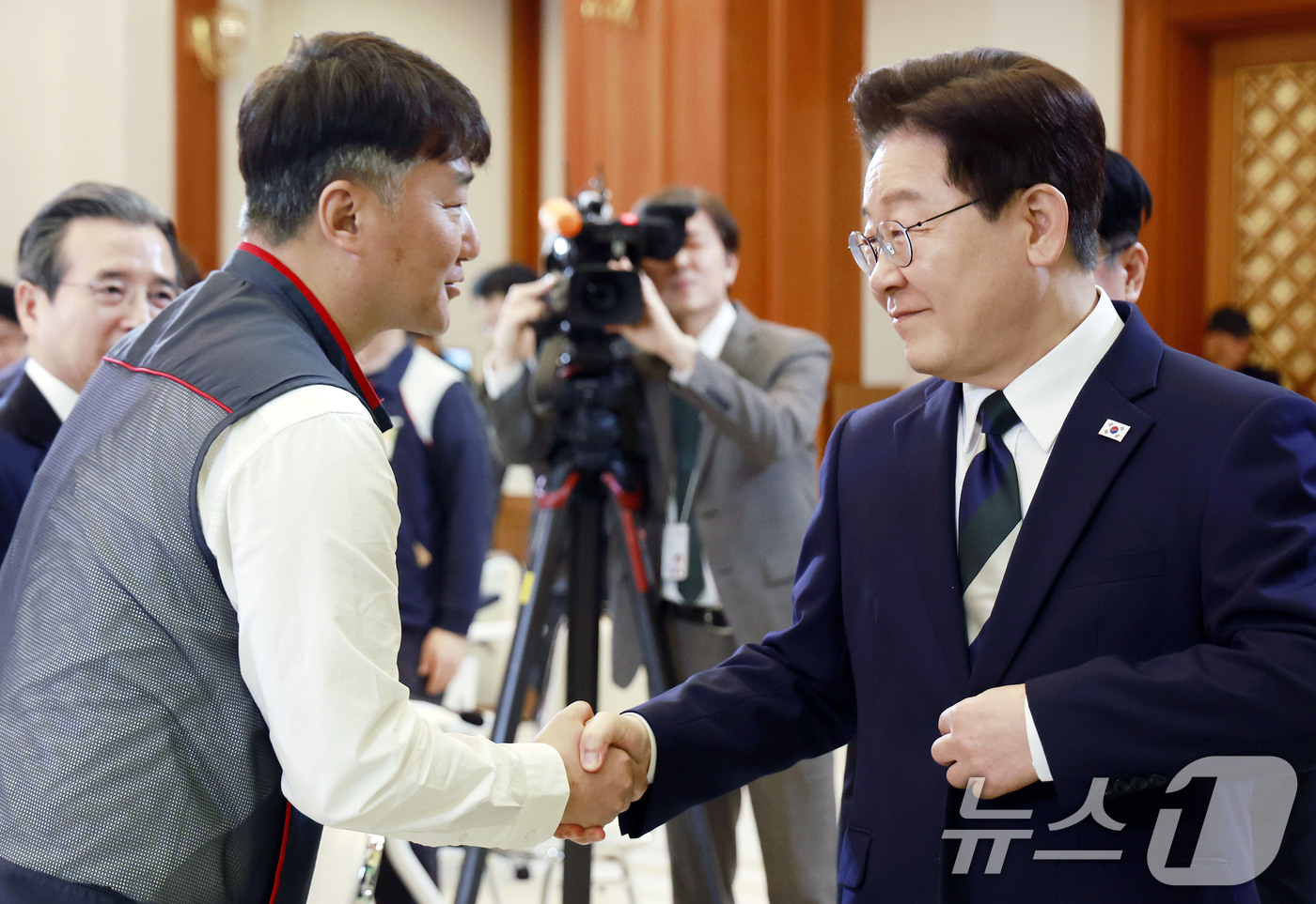 (서울=뉴스1) 이재명 기자 = 이재명 대통령과 양경수 민주노총 위원장이 10일 청와대에서 열린 전국민주노동조합총연맹 초청 간담회에서 악수하고 있다. 2026.4.10/뉴스1