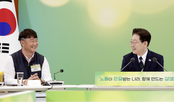 미소 짓는 이재명 대통령·양경수 위원장