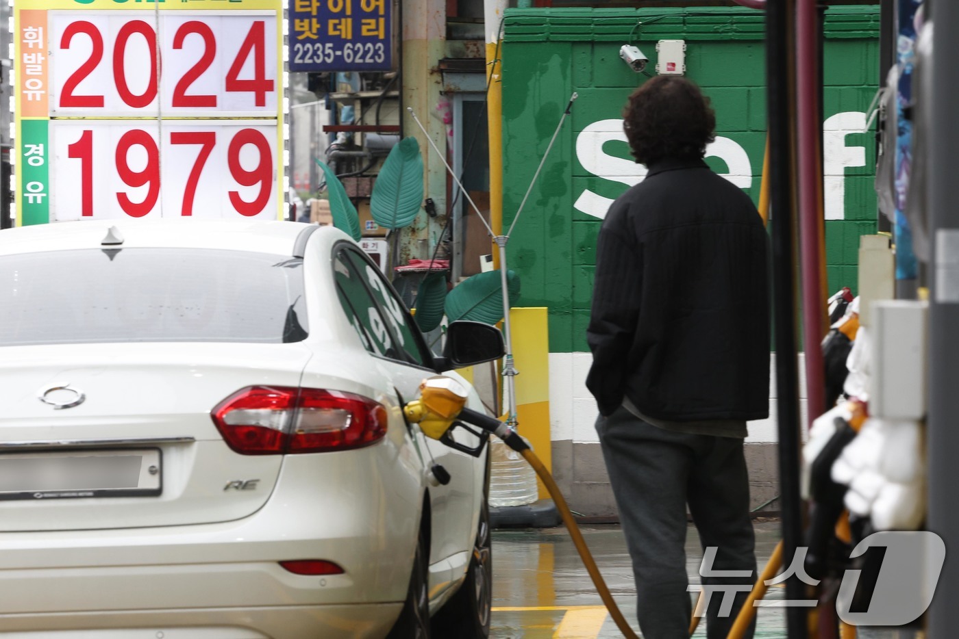 (서울=뉴스1) 조연우 인턴기자 = 석유 최고가격제 3차 동결이 시행된 10일 서울 시내 한 주유소에서 시민들이 주유를 하고 있다. 정부는 국제유가 하락세를 반영해 기존 수준을 유 …