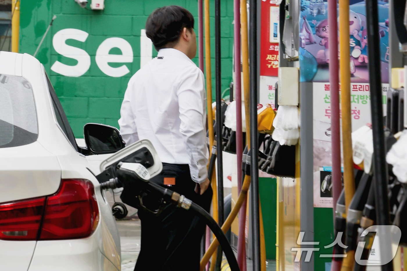 (서울=뉴스1) 조연우 인턴기자 = 석유 최고가격제 3차 동결이 시행된 10일 서울 시내 한 주유소에서 시민이 주유를 하고 있다. 정부는 국제유가 하락세를 반영해 기존 수준을 유지 …
