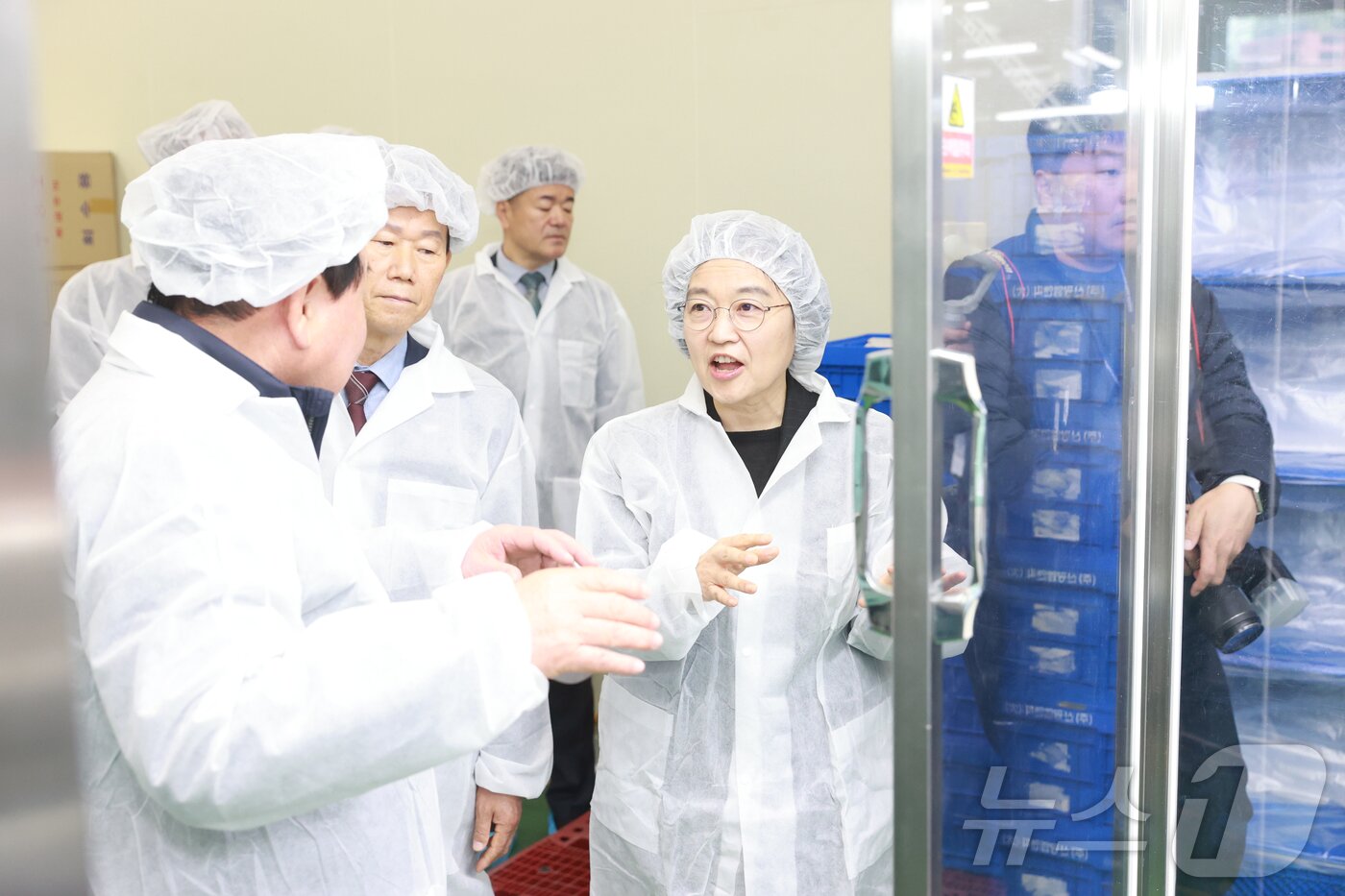 본문 이미지 - 한성숙 중소벤처기업부 장관이 10일 경기도 부천 플라스틱 사출 중소기업 신광엠앤피를 방문해 시설을 둘러보고 있다. (중소벤처기업부 제공. 재판매 및 DB 금지) 2026.4.10 ⓒ 뉴스1