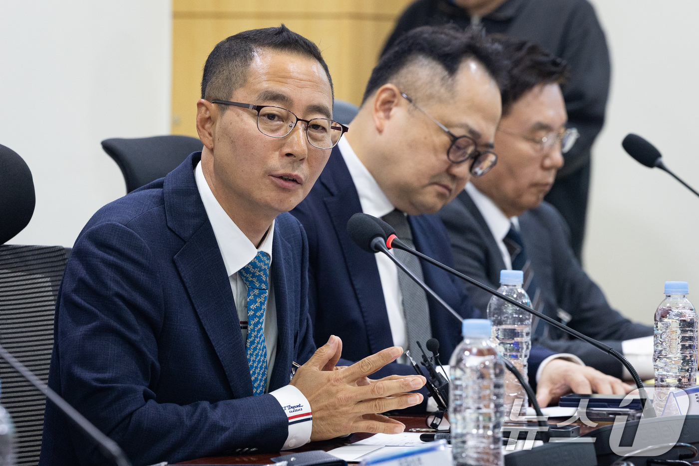 (서울=뉴스1) 유승관 기자 = 김명규 쿠팡이츠 대표이사가 10일 서울 여의도 국회 의원회관에서 열린 더불어민주당 을지로위원회 주최 입점업체 수수료 및 배달비 부담 완화를 위한 배 …