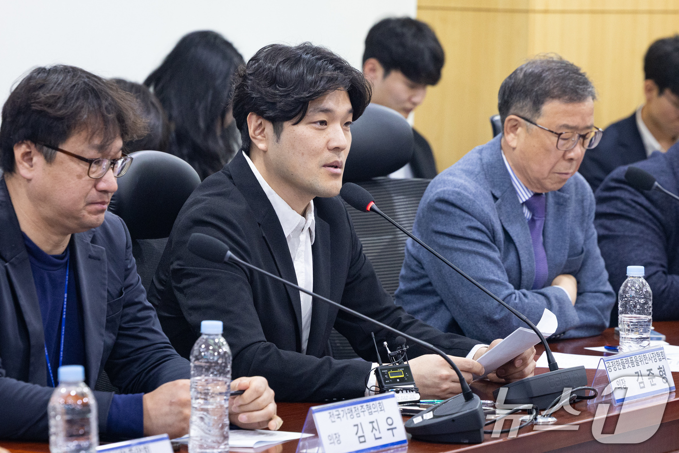 (서울=뉴스1) 유승관 기자 = 김준형 공정한플랫폼을위한사장협회 의장이 10일 서울 여의도 국회 의원회관에서 열린 더불어민주당 을지로위원회 주최 입점업체 수수료 및 배달비 부담 완 …