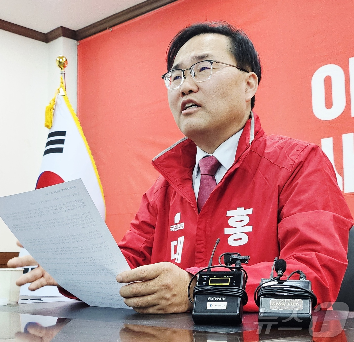 (대구=뉴스1) 남승렬 기자 = 6·3 지방선거 국민의힘 대구시장 홍석준 예비후보가 10일 대구 수성구 국민의힘 대구시당에서 기자회견을 열고 있다. 2026.4.10/뉴스1