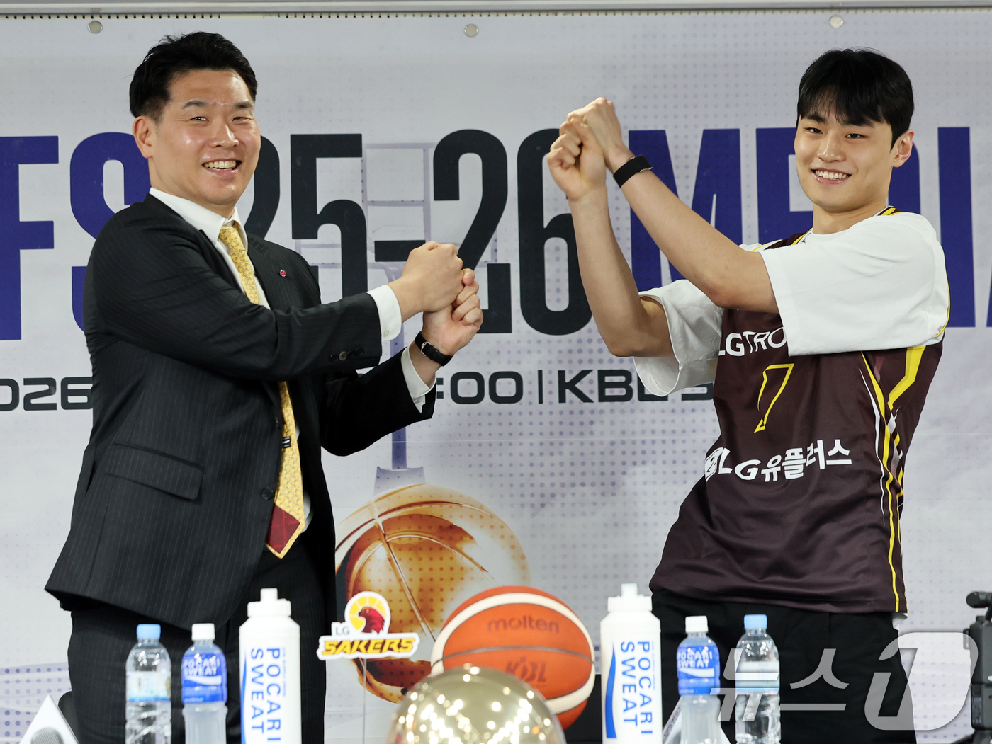 (서울=뉴스1) 황기선 기자 = LG 조상현 감독과 유기상이 10일 서울 강남구 KBL센터에서 열린 '2025-2026 LG전자 프로농구 플레이오프 미디어데이'에서 포부를 밝히며 …