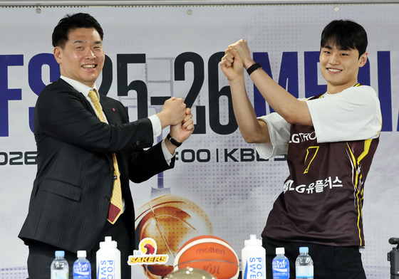 세리머니하는 LG 조상현 감독과 유기상