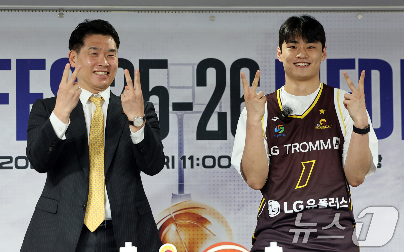 (서울=뉴스1) 황기선 기자 = LG 조상현 감독과 유기상이 10일 서울 강남구 KBL센터에서 열린 '2025-2026 LG전자 프로농구 플레이오프 미디어데이'에서 포부를 밝히며 …