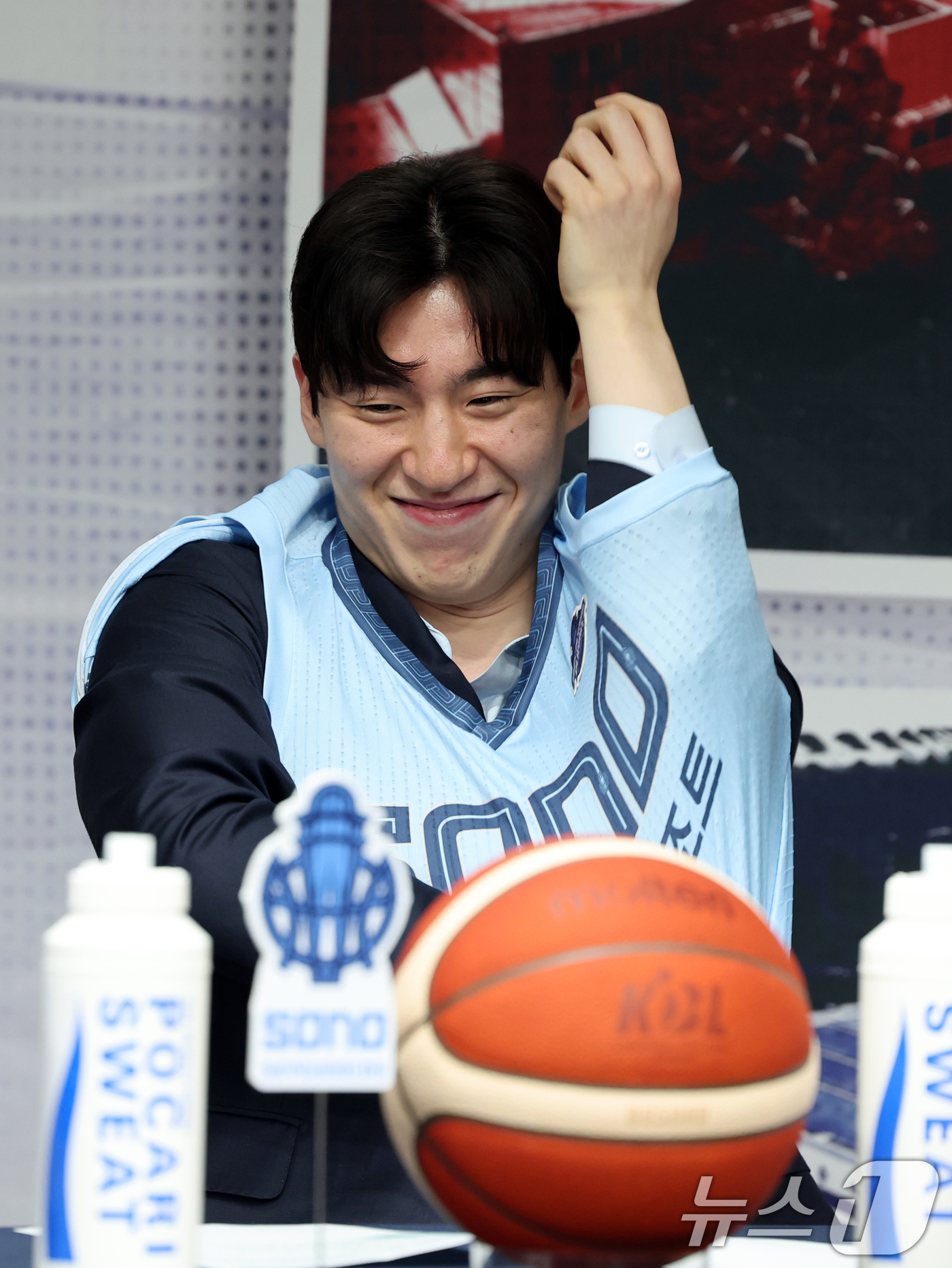 (서울=뉴스1) 황기선 기자 = 소노 이정현이 10일 서울 강남구 KBL센터에서 열린 '2025-2026 LG전자 프로농구 플레이오프 미디어데이'에서 유니폼을 입고 있다. 2026 …