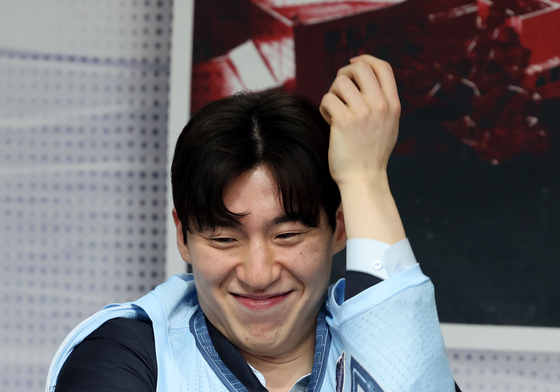 정장 위에 유니폼 입는 소노 이정현