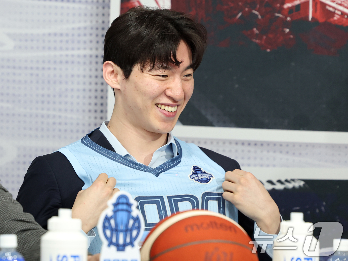 (서울=뉴스1) 황기선 기자 = 소노 이정현이 10일 서울 강남구 KBL센터에서 열린 '2025-2026 LG전자 프로농구 플레이오프 미디어데이'에서 유니폼을 입고 있다. 2026 …