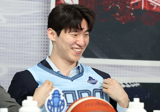 정장 위에 유니폼 입는 소노 이정현