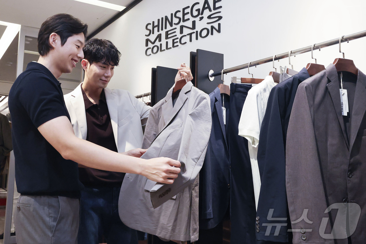 (서울=뉴스1) = 신세계라이브쇼핑이 오는 19일까지 신세계백화점 강남점 7층 연결통로에서 자체 남성 브랜드 '신세계맨즈컬렉션' 팝업스토어를 선보인다고 10일 밝혔다. 사진은 모델 …