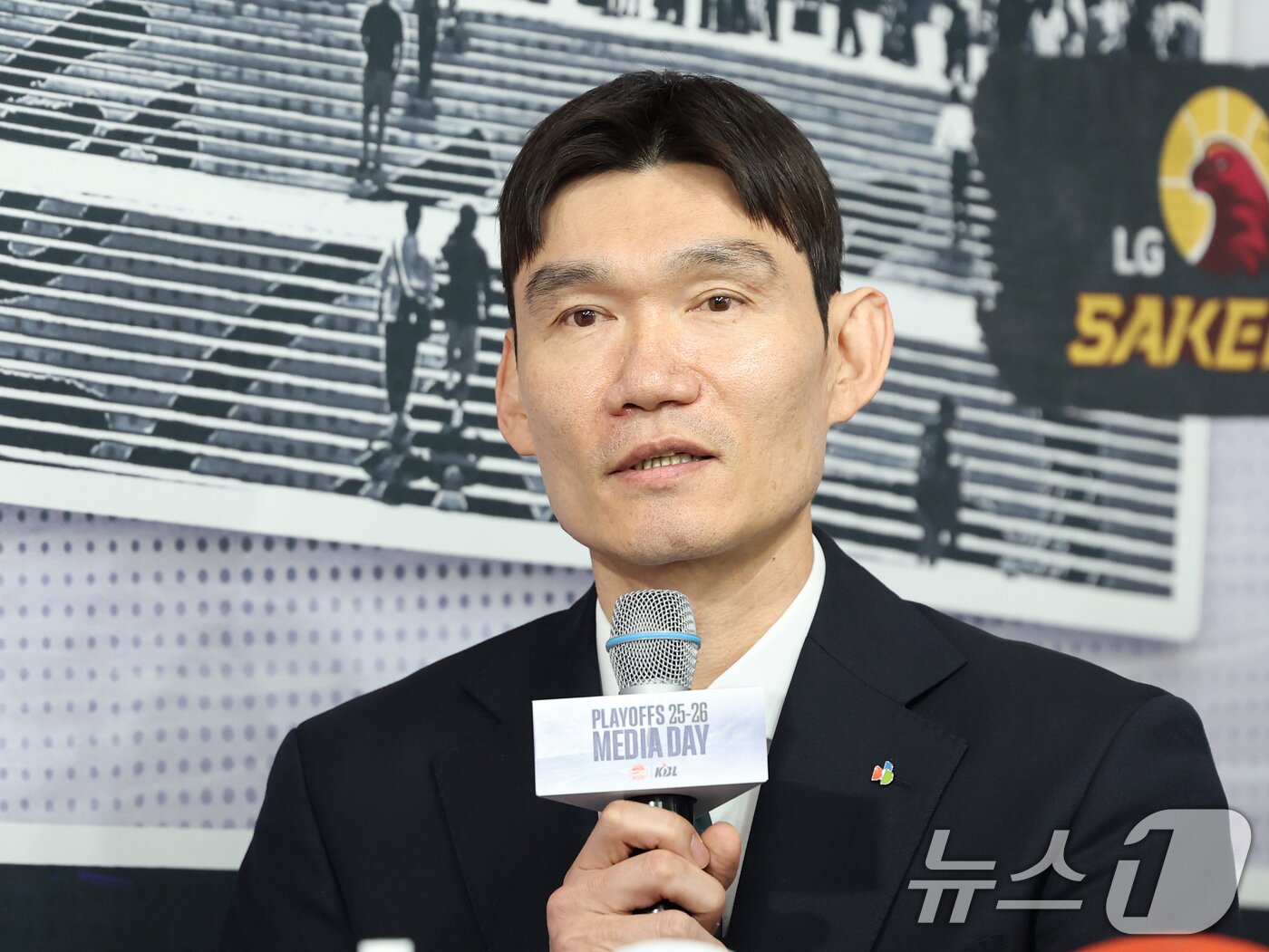본문 이미지 - DB 김주성 감독이 10일 서울 강남구 KBL센터에서 열린 '2025-2026 LG전자 프로농구 플레이오프 미디어데이'에서 포부를 밝히고 있다. 2026.4.10 ⓒ 뉴스1 황기선 기자