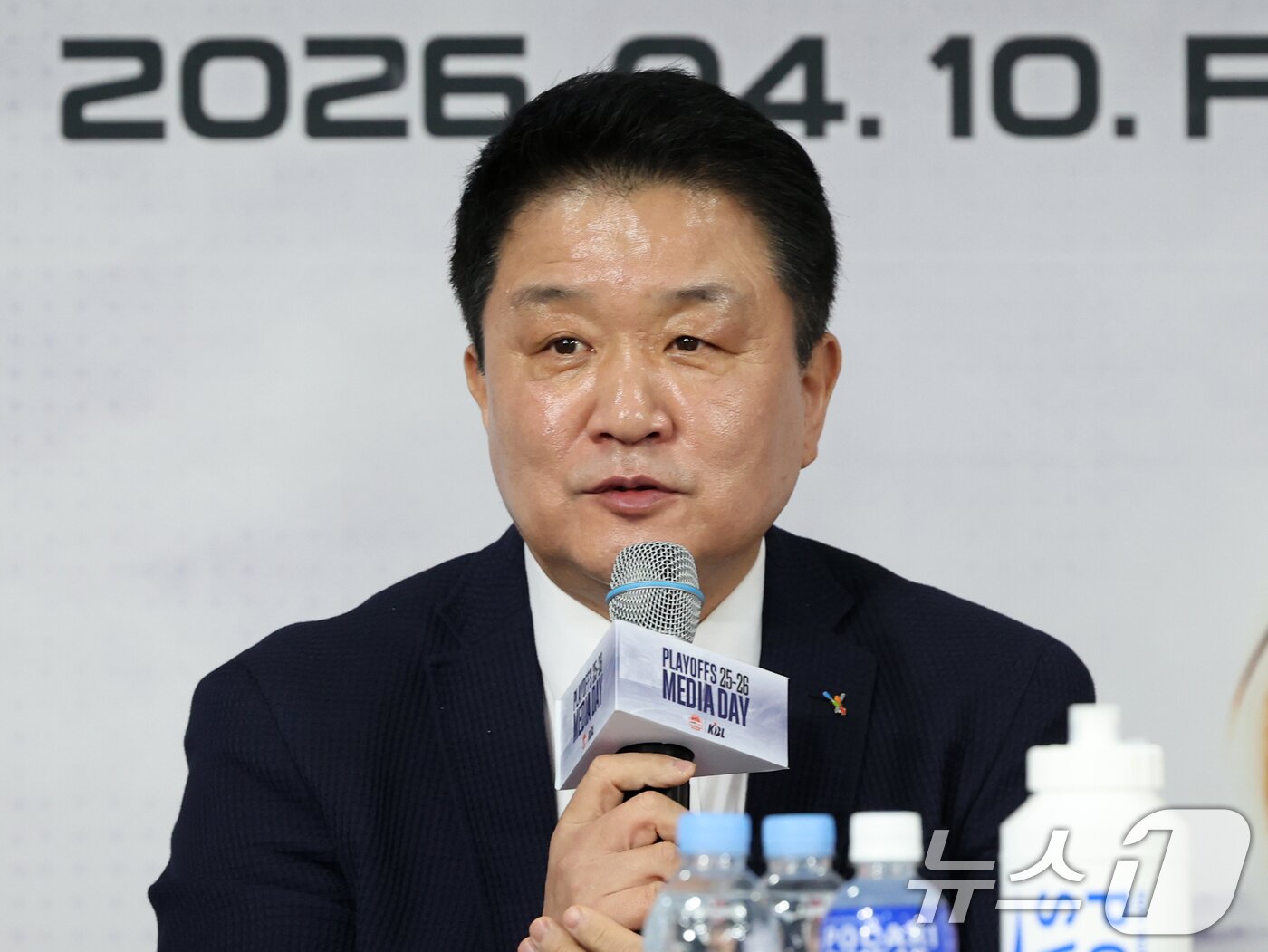 본문 이미지 - 정관장 유도훈 감독이 10일 서울 강남구 KBL센터에서 열린 '2025-2026 LG전자 프로농구 플레이오프 미디어데이'에서 포부를 밝히고 있다. 2026.4.10 ⓒ 뉴스1 황기선 기자