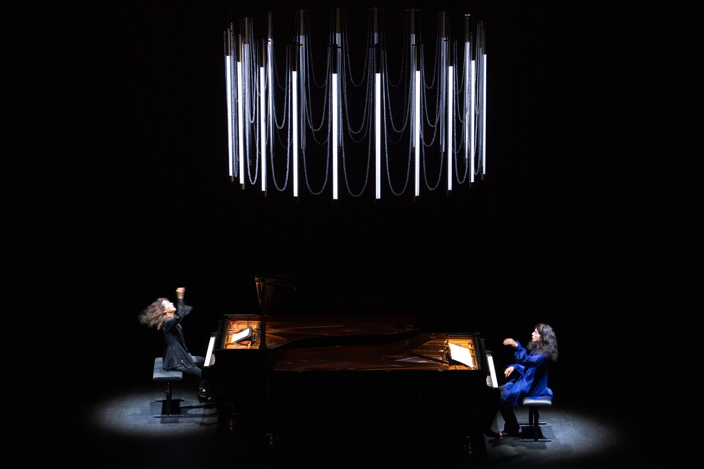 본문 이미지 - 라베크 자매 연주 모습ⓒ Christophe de Dreuille(LG아트센터 제공)