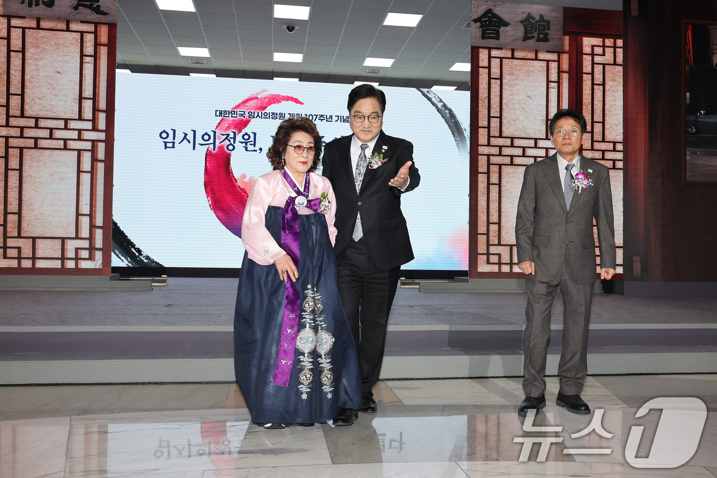 (서울=뉴스1) 국회사진기자단 = 우원식 국회의장이 10일 서울 여의도 국회 로텐더홀에서 열린 대한민국 임시의정원 개원 107주년 기념식에서 '제헌회관' 출입문이 열리자 입장하고 …