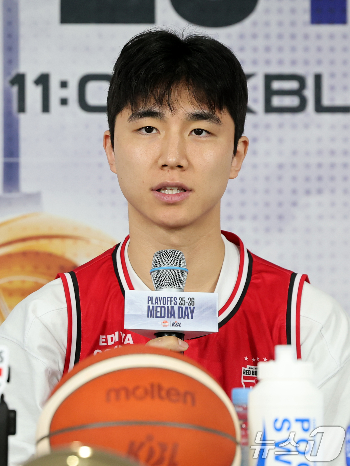 (서울=뉴스1) 황기선 기자 = 정관장 박지훈이 10일 서울 강남구 KBL센터에서 열린 '2025-2026 LG전자 프로농구 플레이오프 미디어데이'에서 포부를 밝히고 있다. 202 …