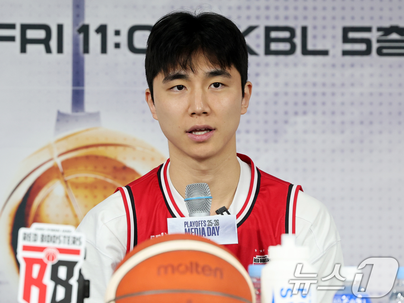 (서울=뉴스1) 황기선 기자 = 정관장 박지훈이 10일 서울 강남구 KBL센터에서 열린 '2025-2026 LG전자 프로농구 플레이오프 미디어데이'에서 포부를 밝히고 있다. 202 …