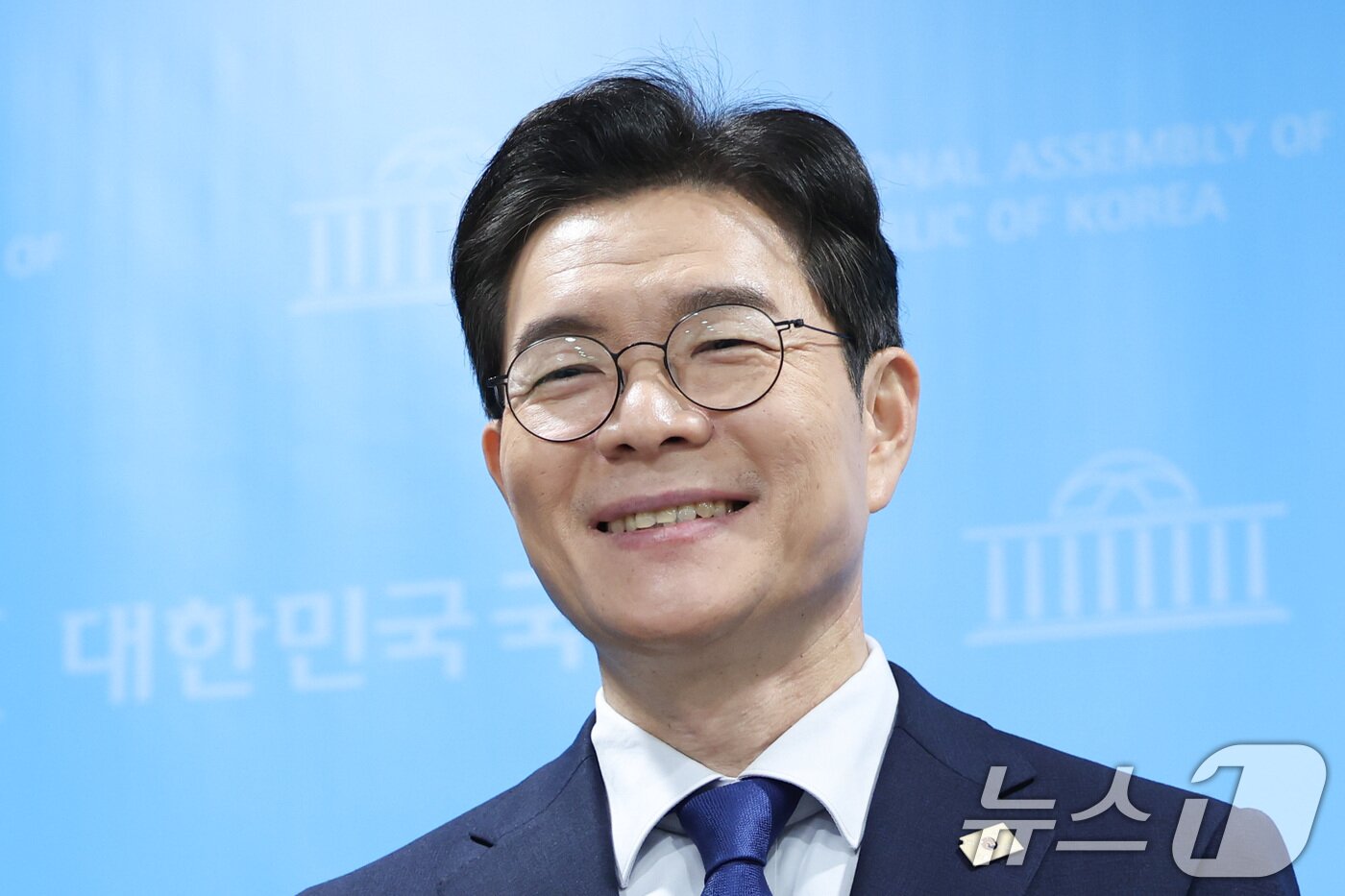 본문 이미지 - 6.3 지방선거 더불어민주당 서울시장 후보로 선출된 정원오 전 성동구청장이 10일 서울 여의도 국회 소통관에서 기자회견을 하고 있다. 2026.4.10 ⓒ 뉴스1 신웅수 기자