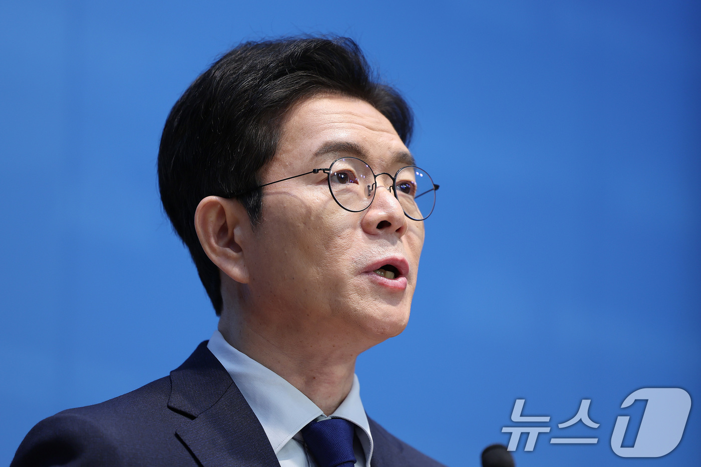 (서울=뉴스1) 신웅수 기자 = 6.3 지방선거 더불어민주당 서울시장 후보로 선출된 정원오 전 성동구청장이 10일 서울 여의도 국회 소통관에서 기자회견을 하고 있다. 2026.4. …