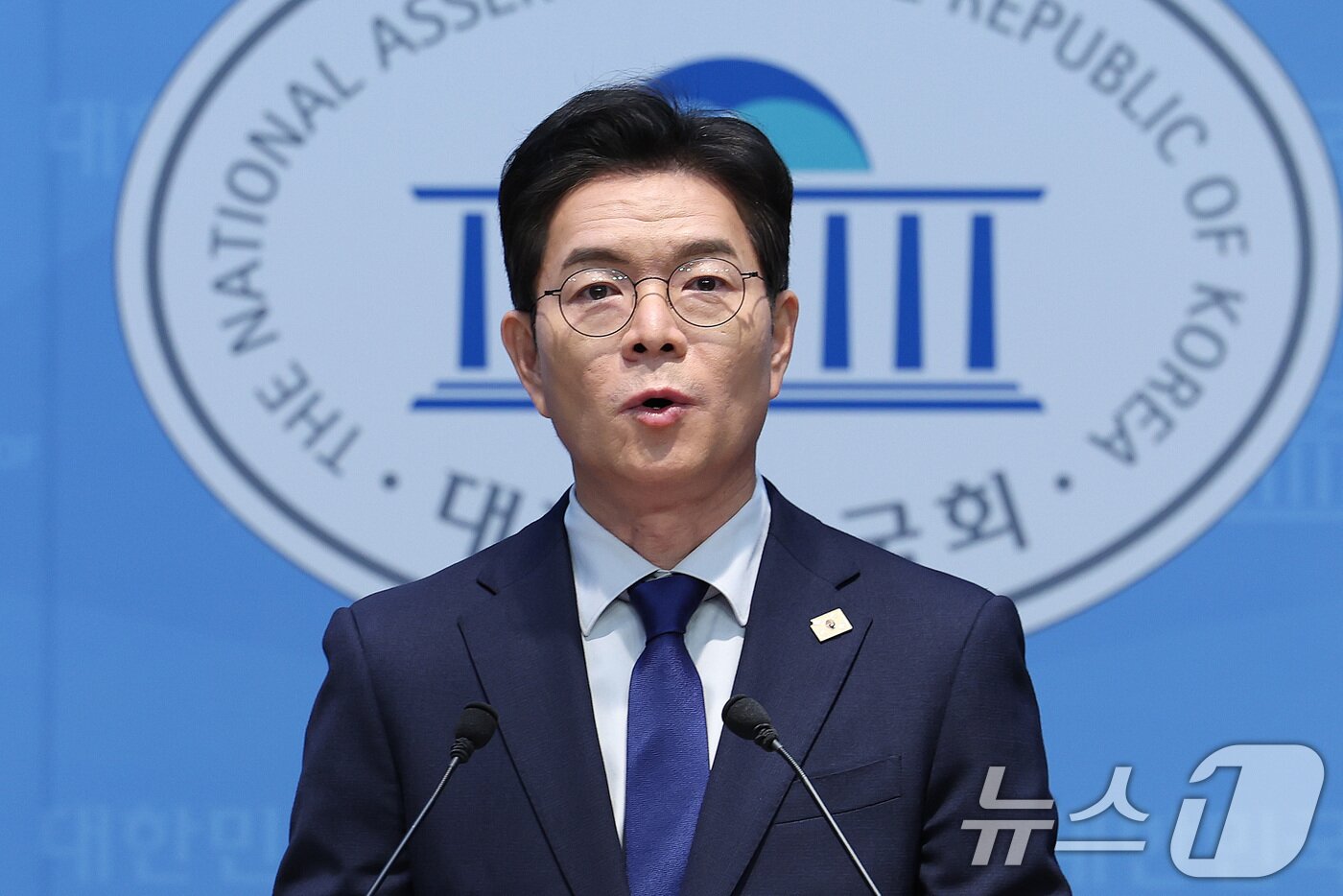 본문 이미지 - 6.3 지방선거 더불어민주당 서울시장 후보로 선출된 정원오 전 성동구청장이 10일 서울 여의도 국회 소통관에서 기자회견을 하고 있다. 2026.4.10 ⓒ 뉴스1 신웅수 기자