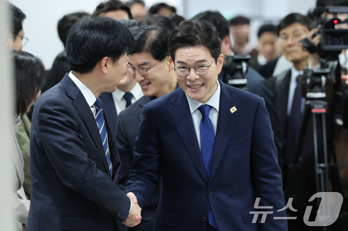 (서울=뉴스1) 신웅수 기자 = 6.3 지방선거 더불어민주당 서울시장 후보로 선출된 정원오 전 성동구청장이 10일 서울 여의도 국회 소통관에서 가진 기자회견에 앞서 의원들과 인사하 …