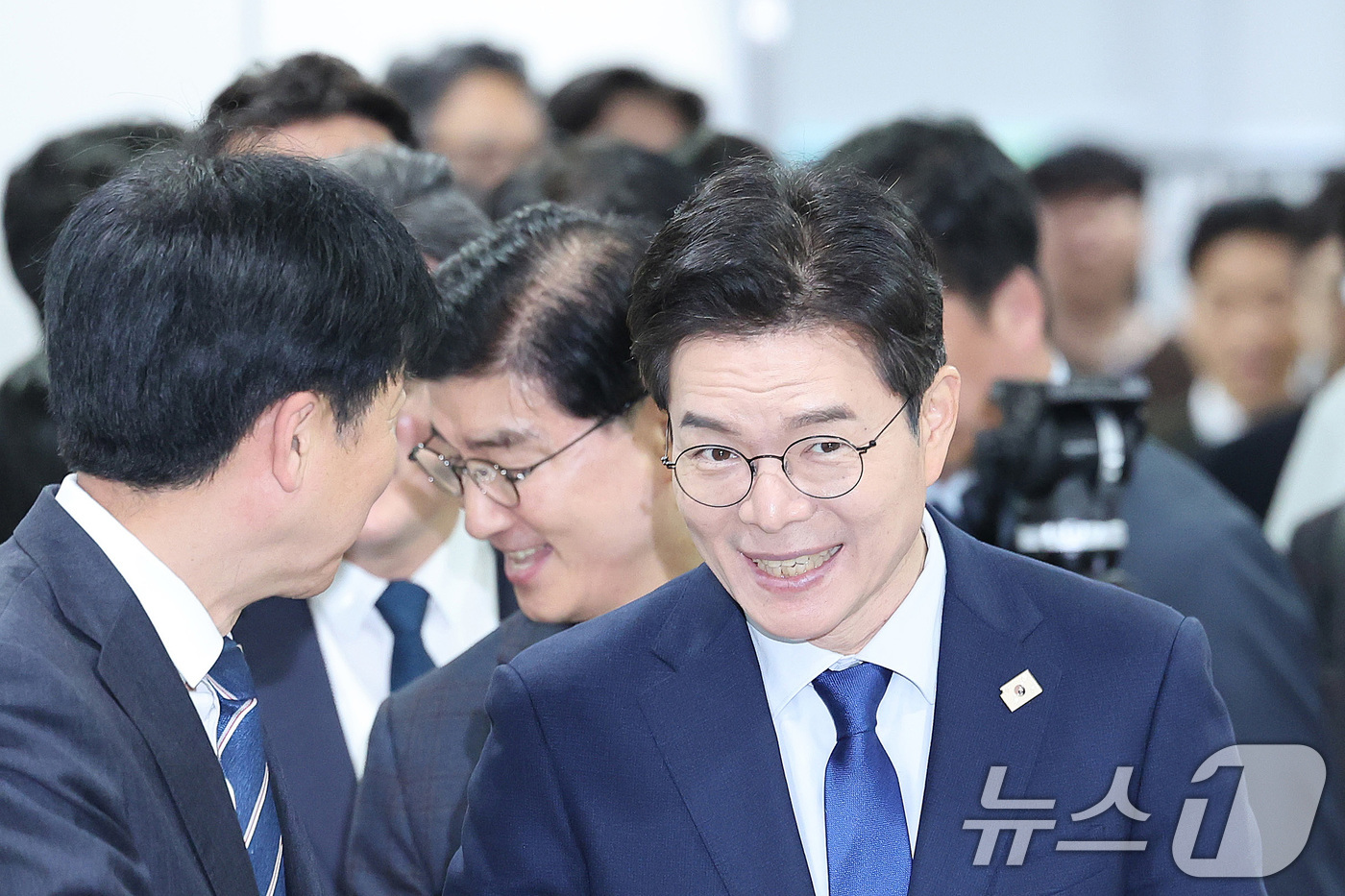 (서울=뉴스1) 신웅수 기자 = 6.3 지방선거 더불어민주당 서울시장 후보로 선출된 정원오 전 성동구청장이 10일 서울 여의도 국회 소통관에서 가진 기자회견에 앞서 의원들과 인사하 …